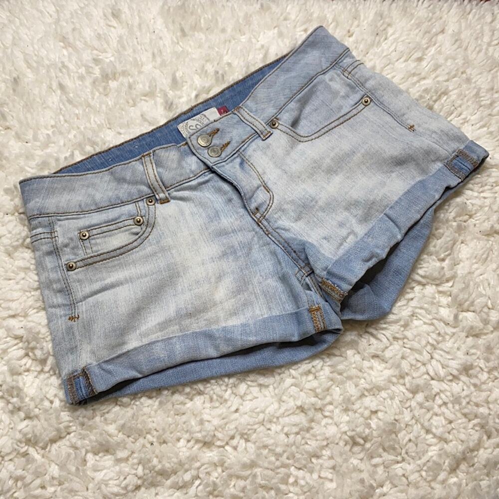 SO Lightwash Cuffed Denim Shorts W21